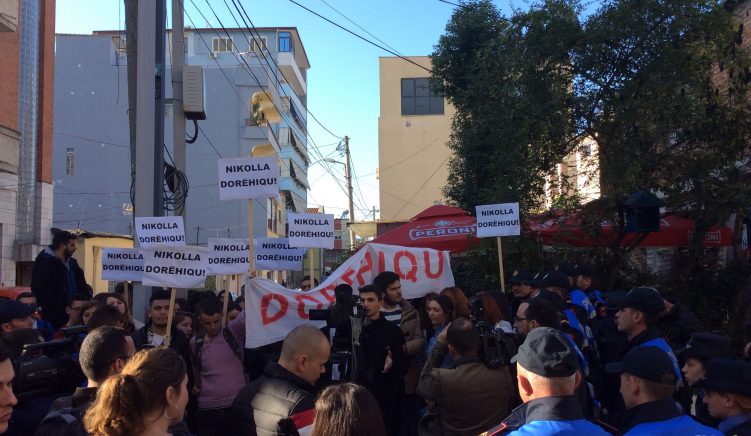 Police Blocks Student Protest in front of Ministry of Education