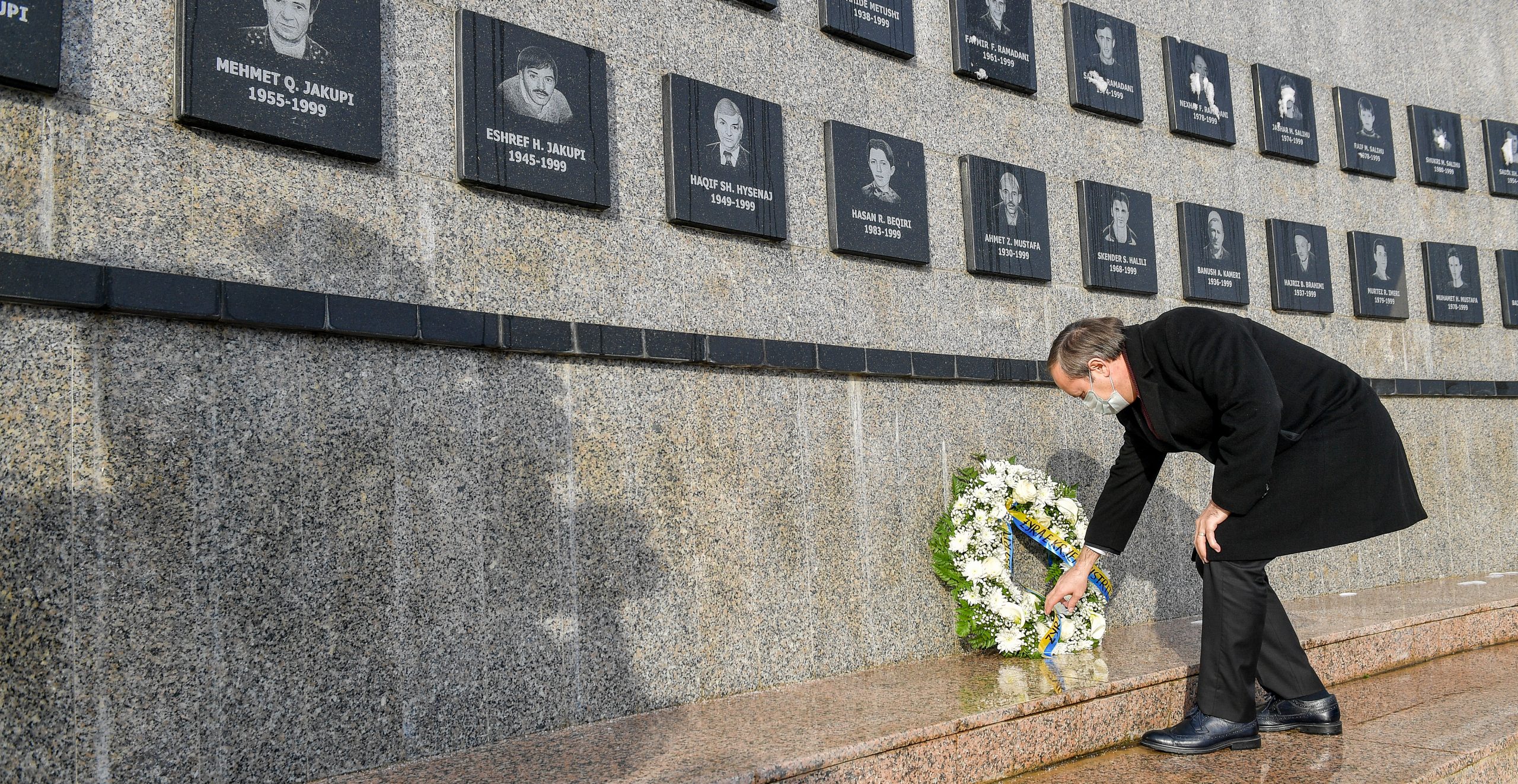 Kosovo Political Leaders Honor Victims of Recak Massacre