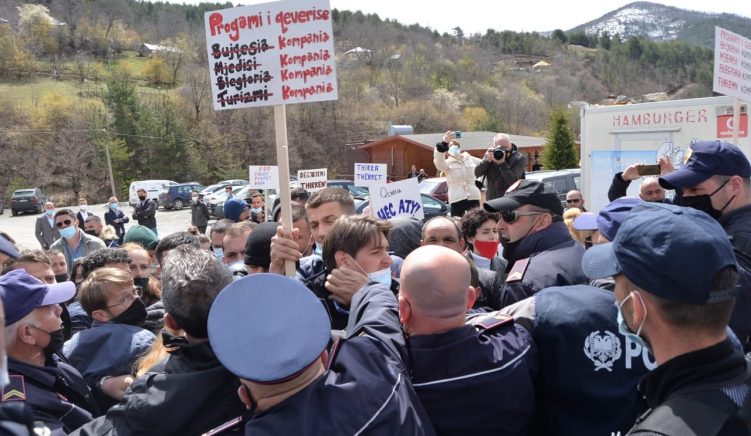 Police Detain 34 Protesters against Construction of HPP