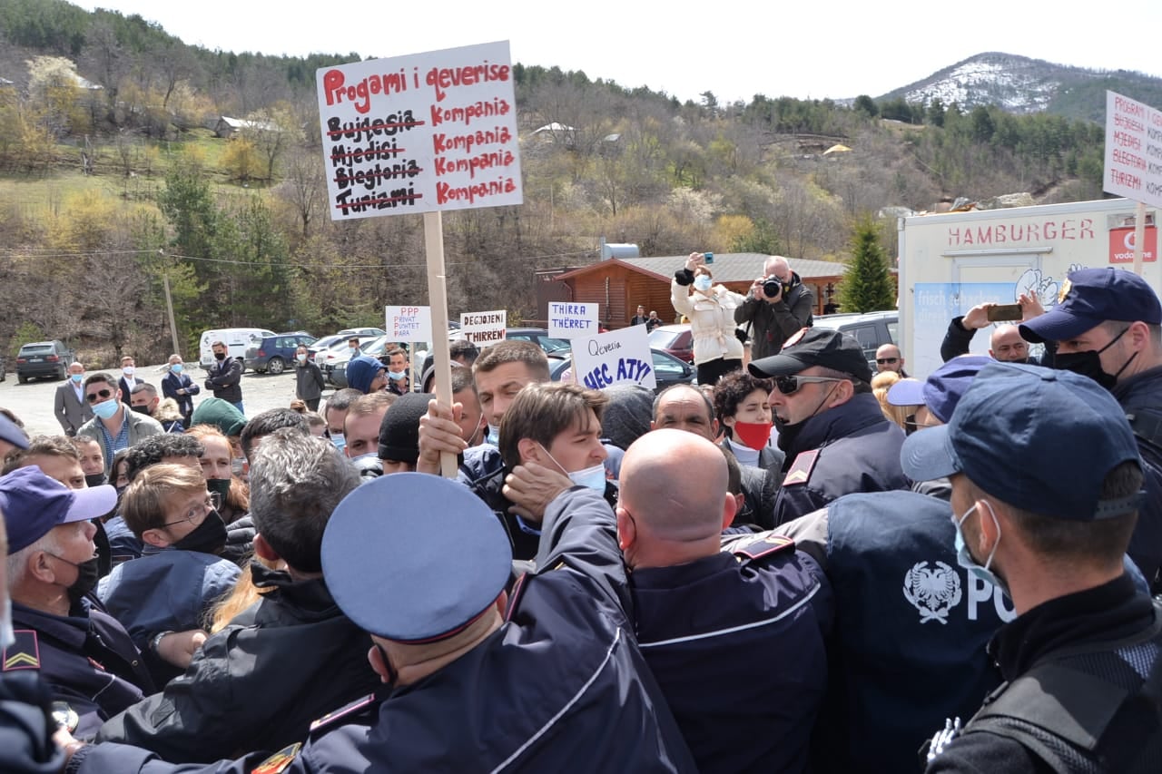 Police Detain 34 Protesters against Construction of HPP