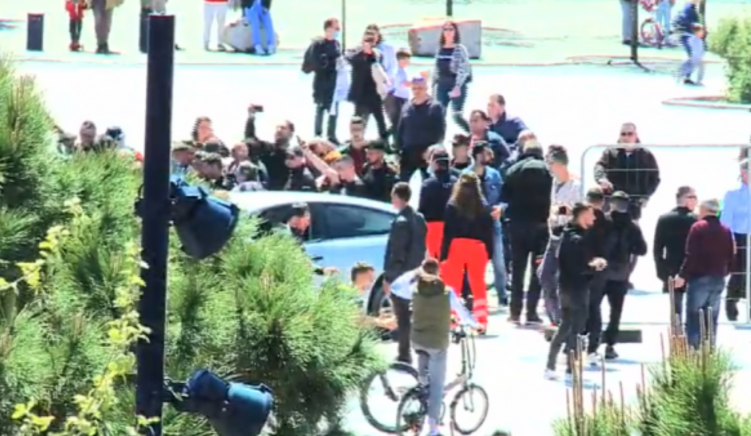 car Car Crashes into Skanderbeg Square, Driver Restrained by Heroic Citizen
