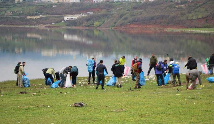 Citizens Take to Kukes to Collect Tonnes of Rubbish from Lake Fierza