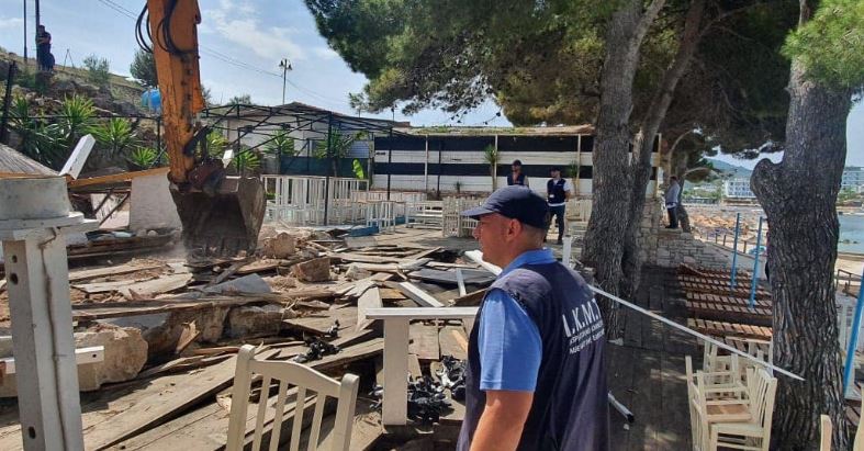 Government Demolishes Dozens Illegal Constructions along Albanian Coastline
