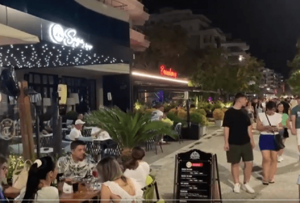 Albanian Business Owners in Vlora Protest COVID-19 Curfew