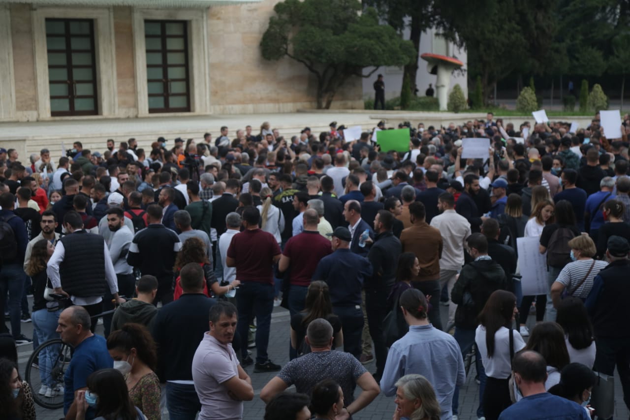 Hundreds of Albanian Citizens Protest Price Hikes on Consumer Goods and Fuel