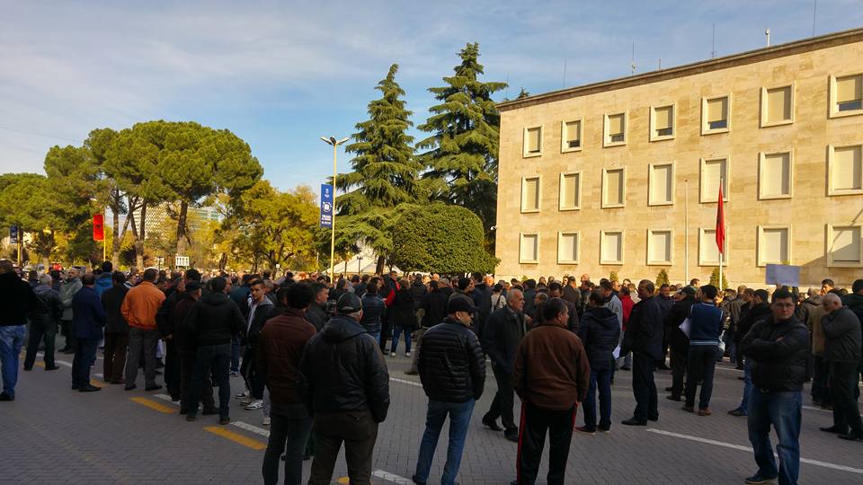 Tregtarët protestojnë kundër ligjit të ri tatimor