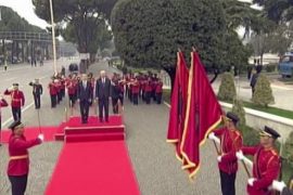 Ceremoni qesharake pritjeje nga Kryeministri Rama – Koment