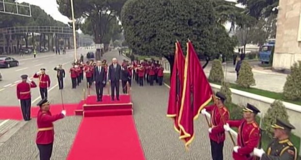 Ceremoni qesharake pritjeje nga Kryeministri Rama – Koment