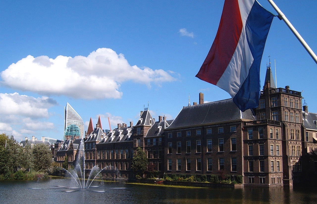 Hollanda rivendos orën policore e kufizimet kundër koronavirusit