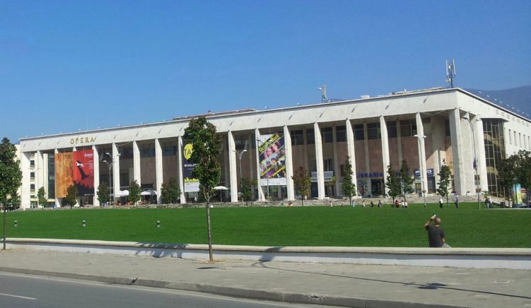 Si u grabit Pallati i Kulturës në mes të Tiranës