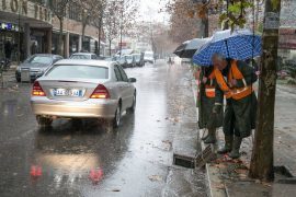 Punonjësit e Bashkisë Tiranë me pajisje të shekullit 19-të – Koment