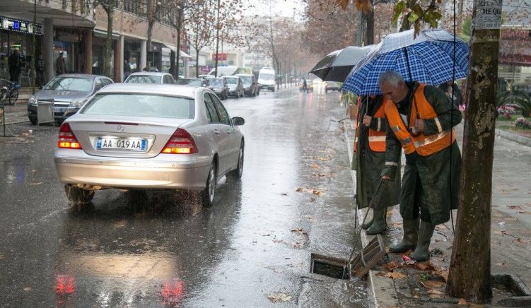 Punonjësit e Bashkisë Tiranë me pajisje të shekullit 19-të – Koment