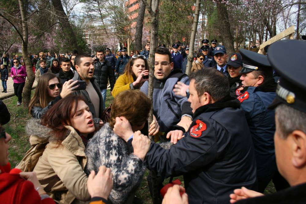 Dhunë policore për të mbrojtur hunjtë e Kryebashkiakut Veliaj