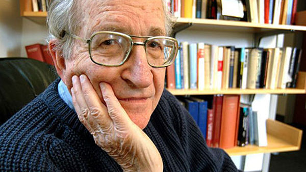 Chomsky: Demokracia në Itali ka vdekur