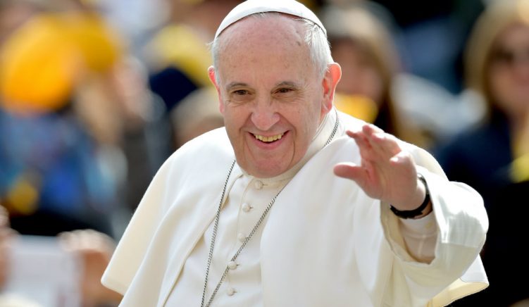 Papa Françesko lutet për të prekurit nga tërmeti në Shqipëri
