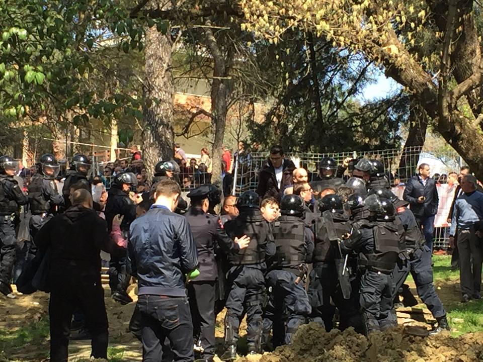Protestuesit përplasen me policinë, arrijnë të futen brenda rrethimit