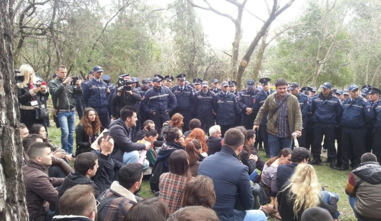 Qytetarët ulen në park – Video