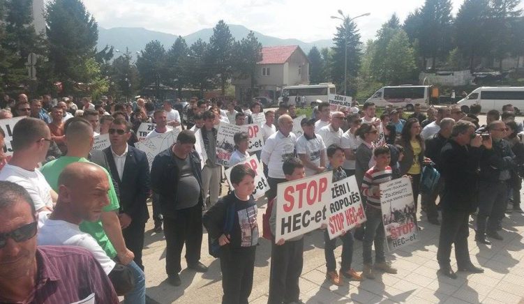 Tiranë e Bajram Curri, protesta kundër ndërtimit të hidrocentraleve në Valbonë