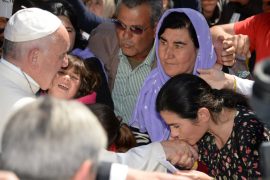Papa Françesku viziton refugjatët në Greqi
