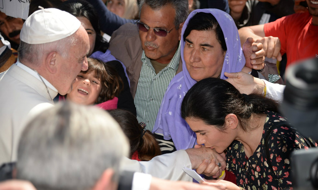 Papa Françesku viziton refugjatët në Greqi