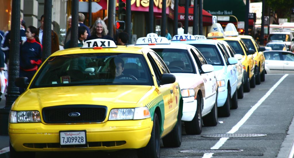 Kërkohen 100 taksistë—nuk ka dhe kjo është normale