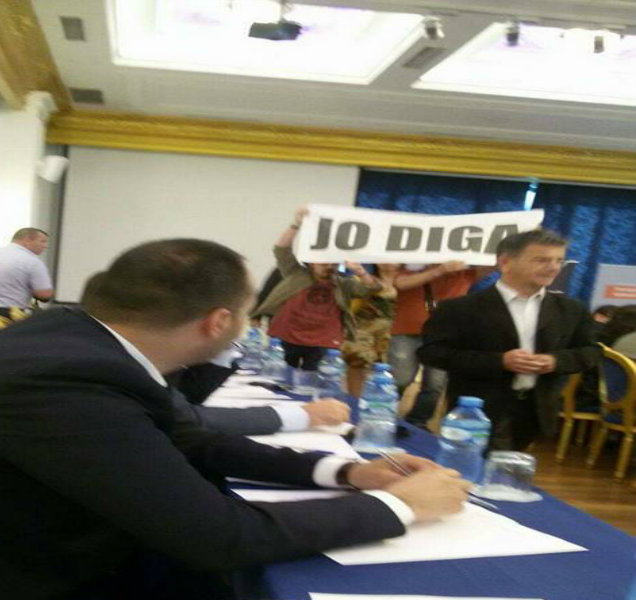 Aktivistët kundër digave ndërpresin konferencën për HEC-et e Vjosës