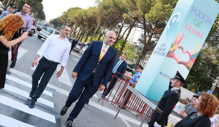 Qeveria e Shqipërisë jep shfaqjen e rradhës: Panair Policie!