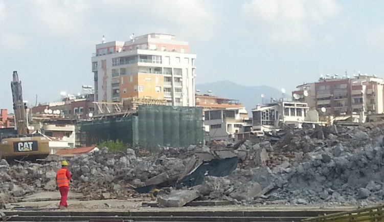 Shkatërrohet në mënyrë kriminale fasada monument e Stadiumit Qemal Stafa