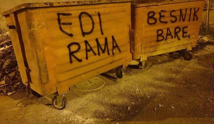 Arrestohen protestuesit që shkruan emrin e Ramës në koshin e plehrave