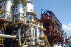 Fier, punëtori i rafinerisë së naftës kërcënon se do të hidhet