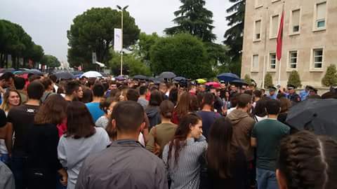 Maturantët protestojnë përpara kryeministrisë