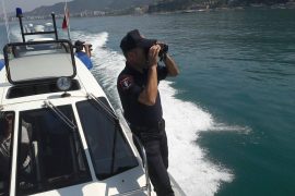 Policia shqiptare patrullon bregdetin, policia italiane kap 1,3 ton kanabis