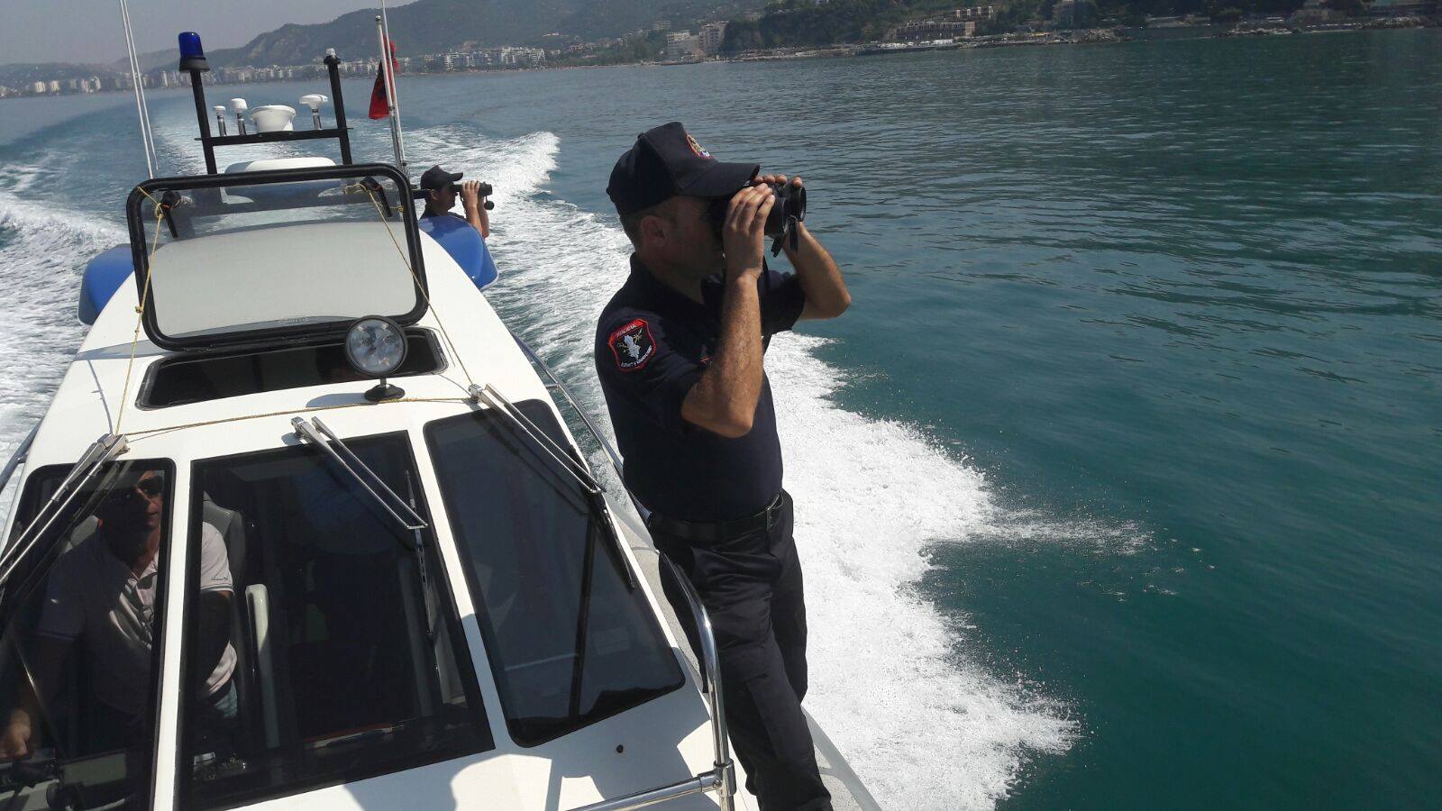 Policia shqiptare patrullon bregdetin, policia italiane kap 1,3 ton kanabis
