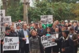 Banorët e Mbrostarit protestojnë kundër impiantit të plehrave