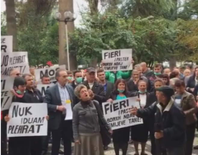 Banorët e Mbrostarit protestojnë kundër impiantit të plehrave