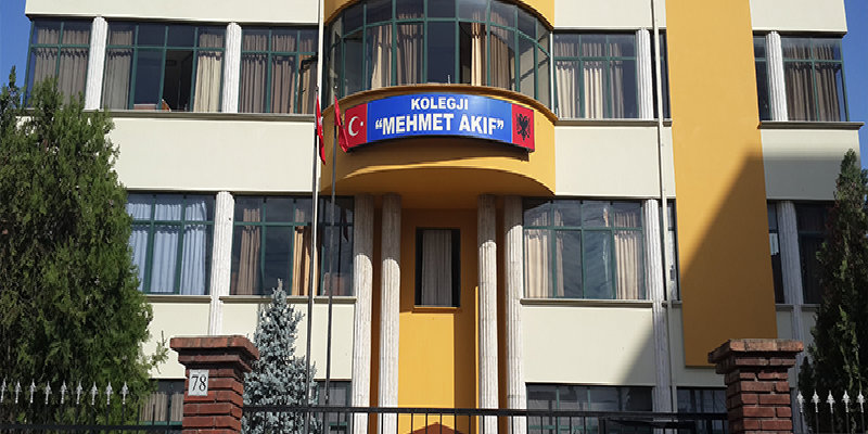 Ministria e Arsimit ndalon përdorimin e simboleve turke në shkollat në Shqipëri
