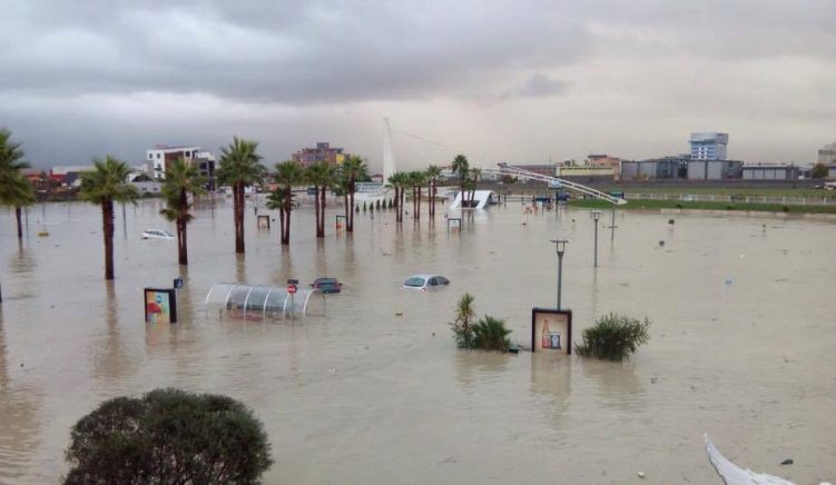 Propaganda nuk arrin të ndalojë përmbytjen në Tiranë