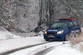 Ulen temperaturat, dëbora bllokon dhjetëra rrugë në gjithë vendin