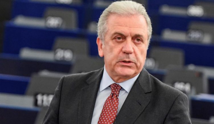 Eurokomisioneri Avramopoulos do të hetohet për korrupsion në Greqi