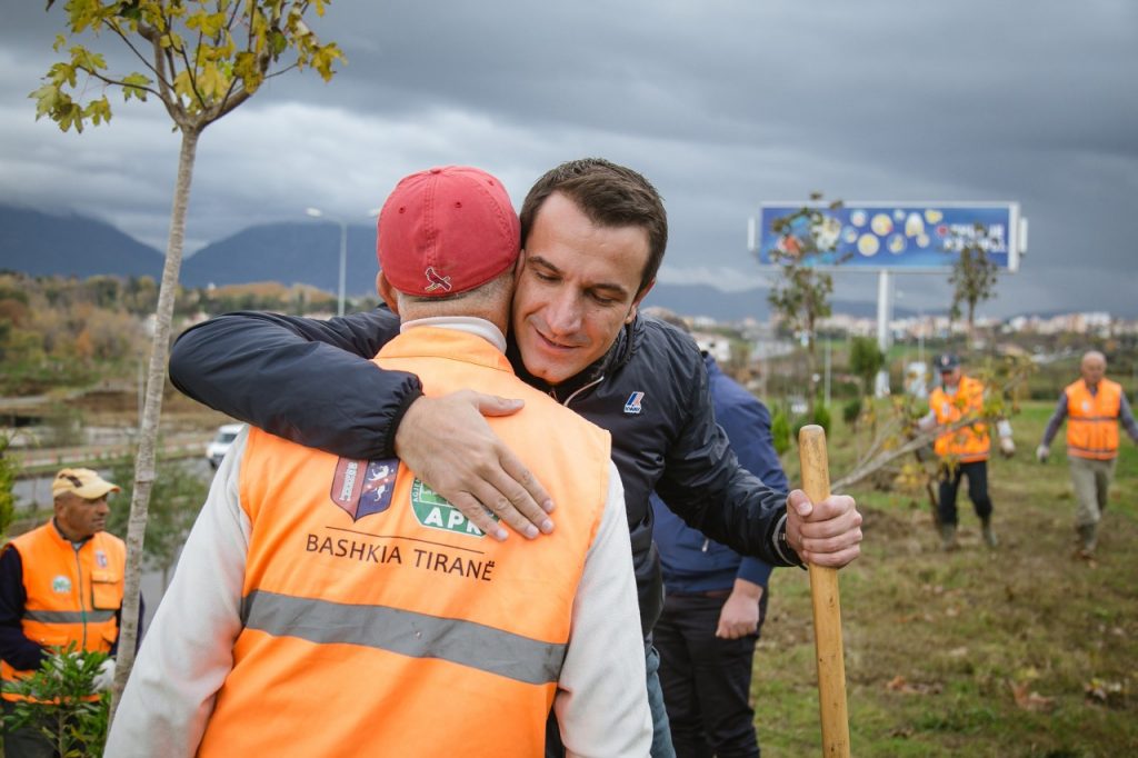 Erion Veliaj detyron administratën të paguajë “vullnetarisht” për mbjelljen e pemëve