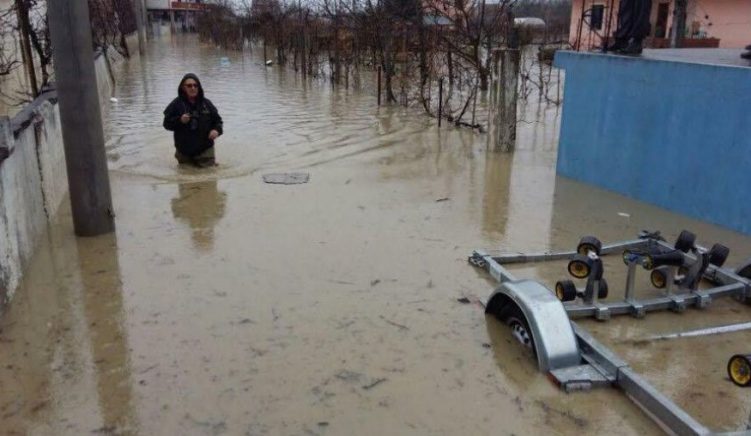 64 shtëpi të bllokuara në ujë në zonën e Shkodrës