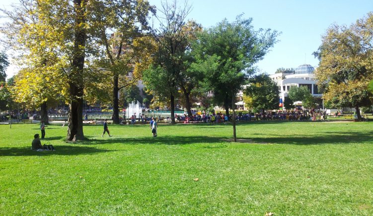 Parku Rinia do të urbanizohet: Bashkia ka vendosur ndërtimin e një këndi lojrash dhe lokaleve të shërbimit