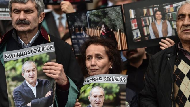 Dënohen 13 gazetarë turq
