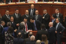 Tension në Kuvend—deputetët miell e ujë kundër njëri-tjetrit
