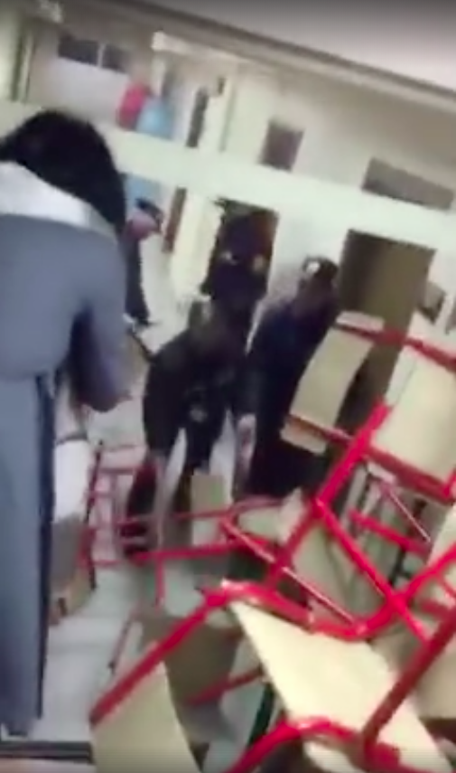 Fakulteti i Drejtësisë — Policia ndërhyn me dhunë për të nxjerrë jashtë studentët