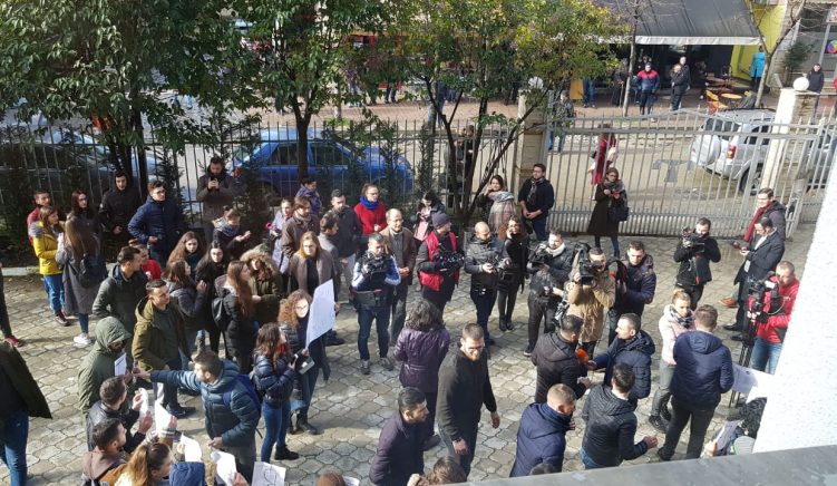 Dekani i Drejtësisë i kërkon studentëve të lirojnë ambientet e fakultetit