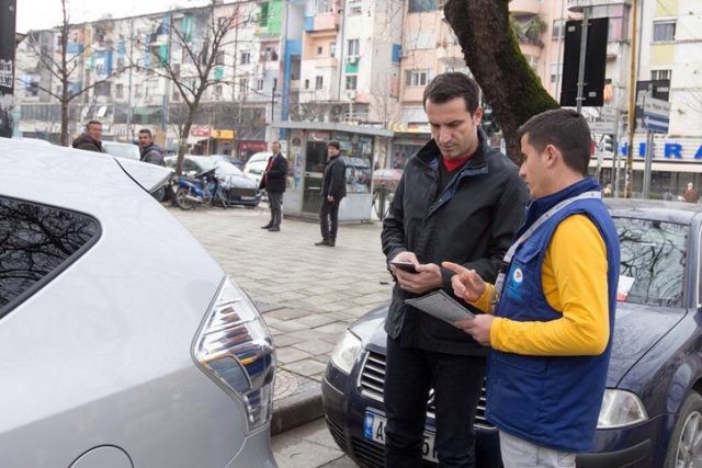 Veliaj do të japë me koncesion parkimet publike të Tiranës, me anë të një procedure tinëzare