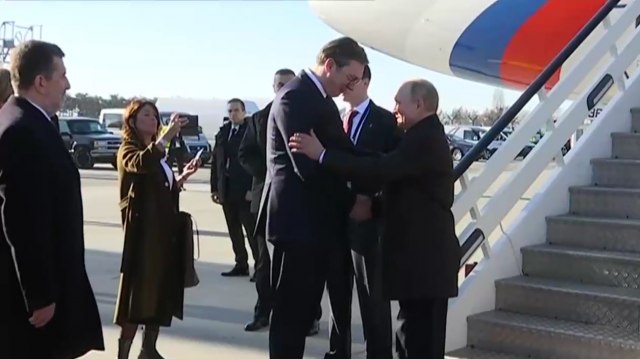Putin dhe Vuçiç bisedojnë për Kosovën në Beograd