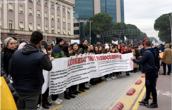 Studentët kyçin dhe gozhdojnë në shenjë proteste dyert e fakulteteve