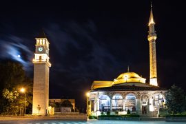 Besimtarët i kërkojnë Komunitetit Mysliman të hapë xhamitë